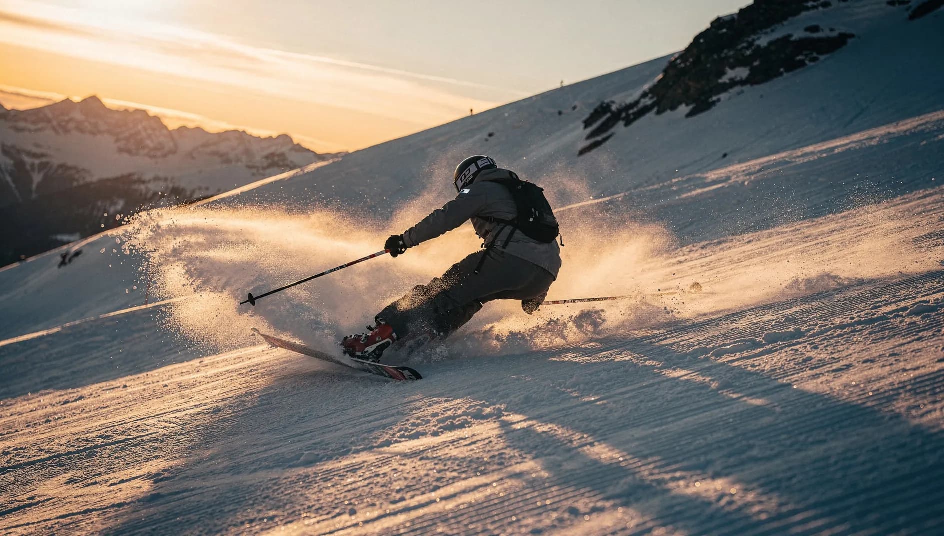 Skifahrer tief in einem Carvingschwung