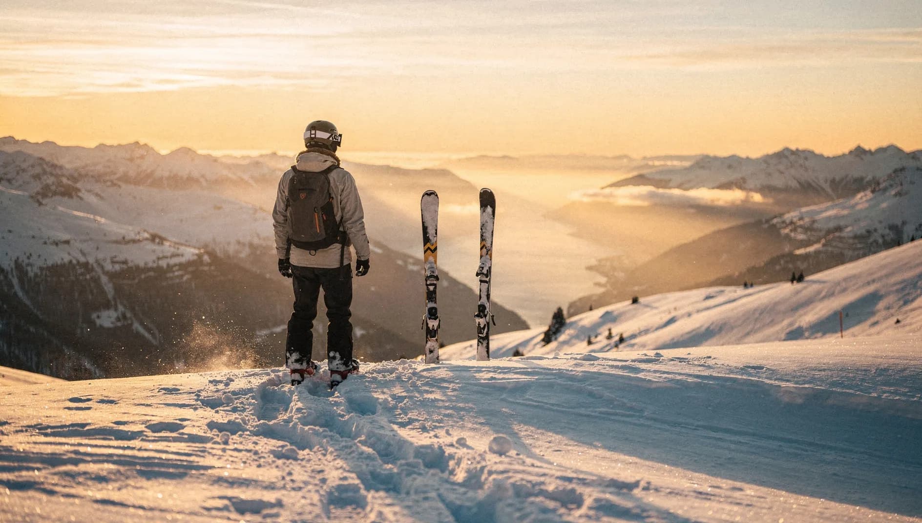 Skifahrer steht mit angeschnallten Schuhen im Schnee