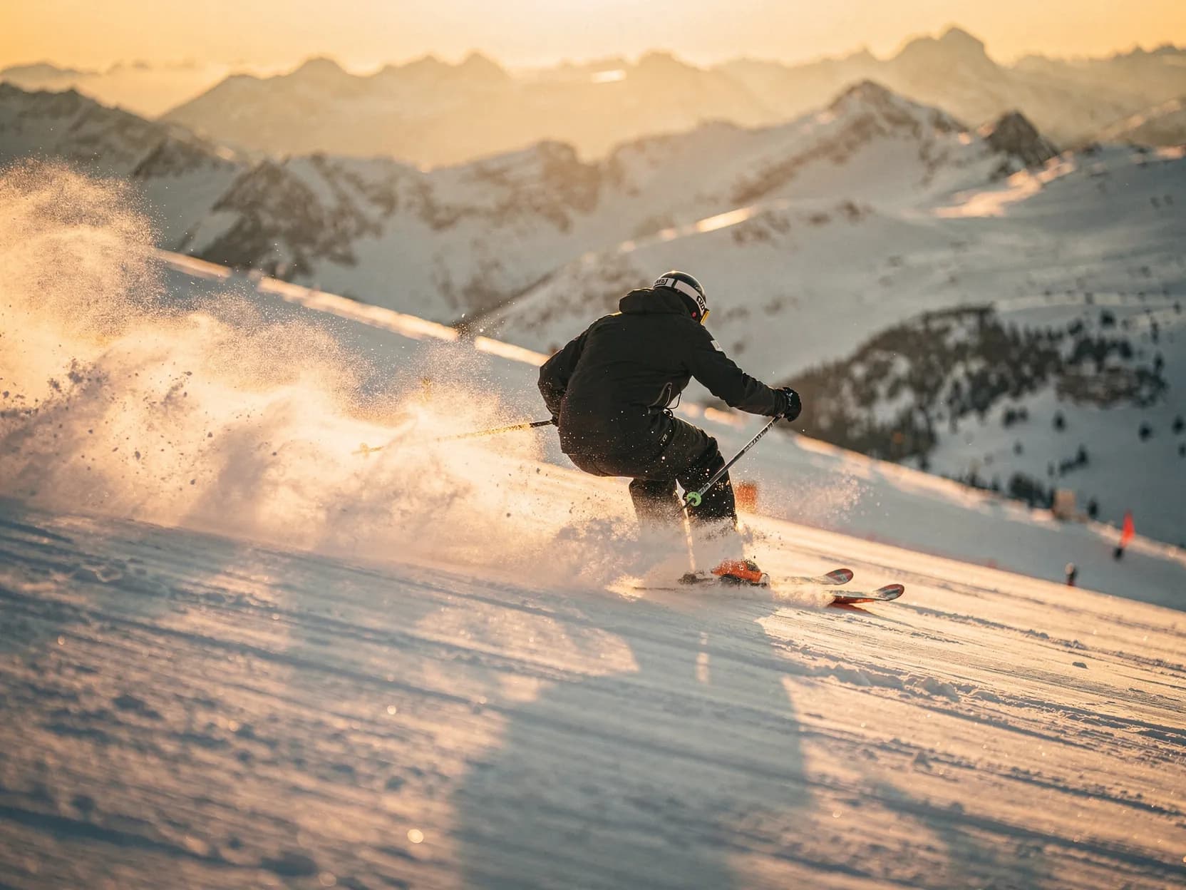 Skifahrer auf der Kante bei hohem Tempo